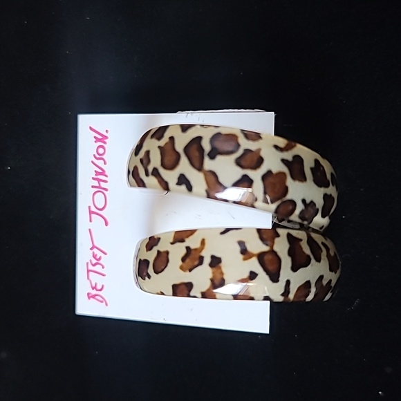 New! BETSEY JOHNSON Leaping Leopards Lucite 3/4 Hoop Post Earrings. - Picture 1 of 6